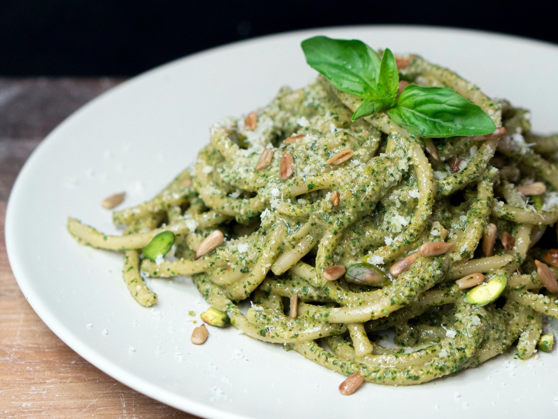 Pesto de manjeric&atilde;o: segredos e truques